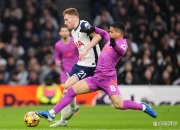 关于热火队大胜马刺队，继续追赶东部前四的信息