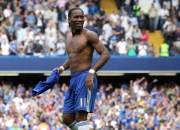 曼联观众热烈欢呼！，浓眉哥迎来五赛季出色发挥上演精彩一战